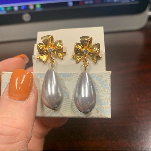 Avon Romantic Faux Pearl Gray Gold Drop  clip  Earrings NIB 1989 - Picture 2 of 4